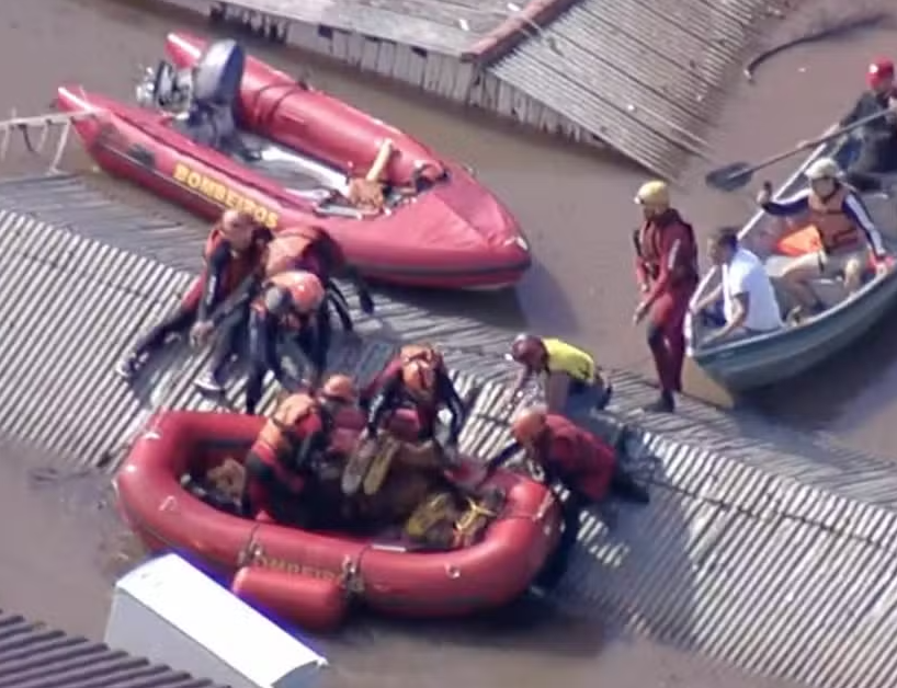 Cavalo no telhado foi resgatado? Mobilização envolve barco, helicóptero e militares